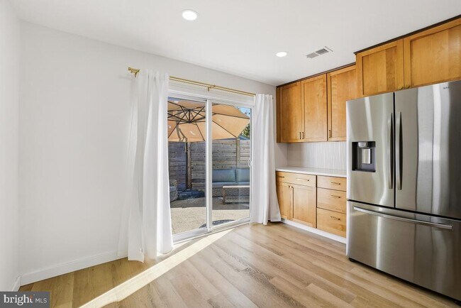 Building Photo - 1527 Hiddenbrook Dr