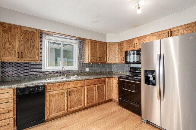 Building Photo - Charming Upper Unit Duplex in the Heart of Englewood!