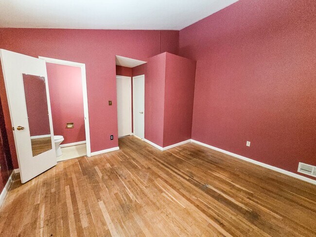 Building Photo - 305 Hillsboro Dr