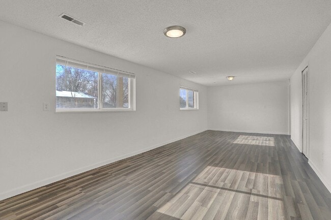 Building Photo - 512 Squire St