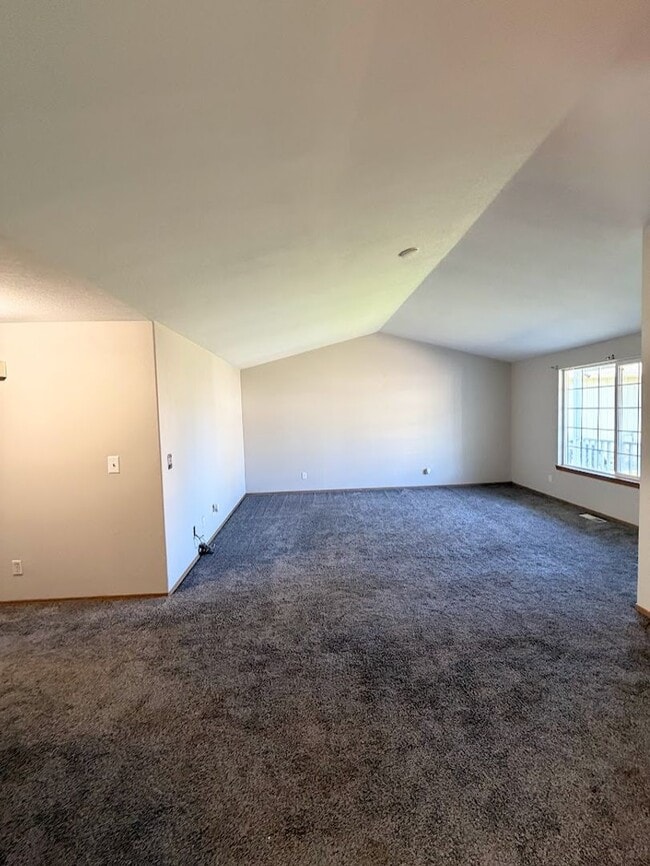 Building Photo - Spacious Keizer Home with Large Fenced Backyard