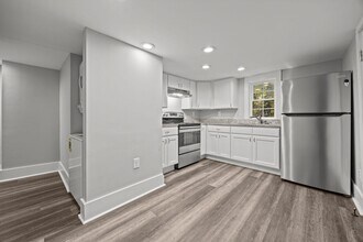 Building Photo - Newly Renovated 2 bed 1 bath!