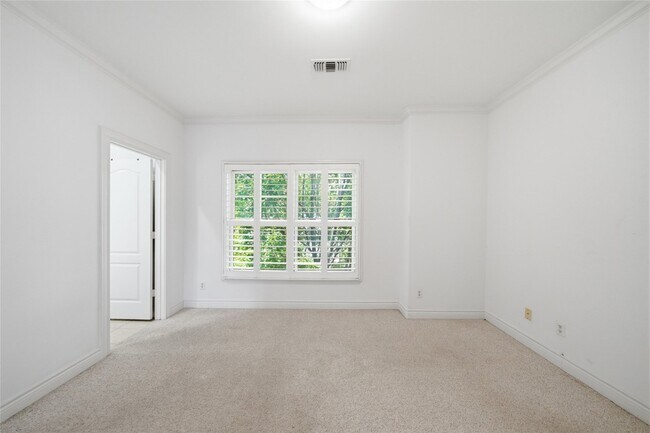 Building Photo - 1329 Hyde Park Blvd