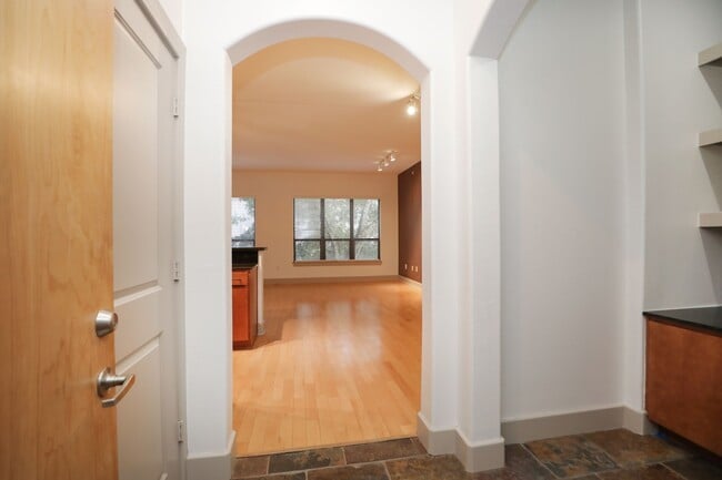 Building Photo - 1901 Post Oak Blvd