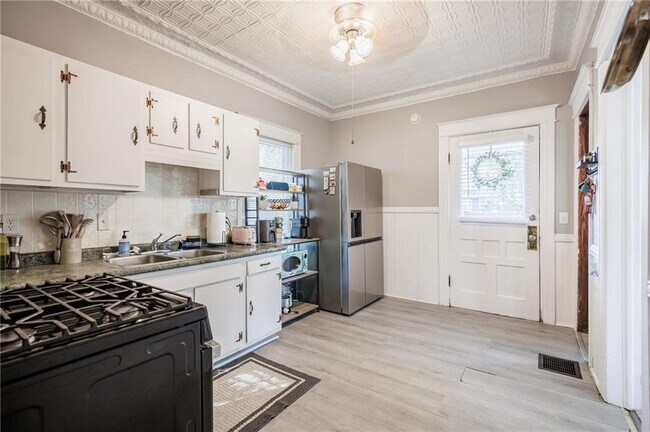 Building Photo - 890 S Goodman St