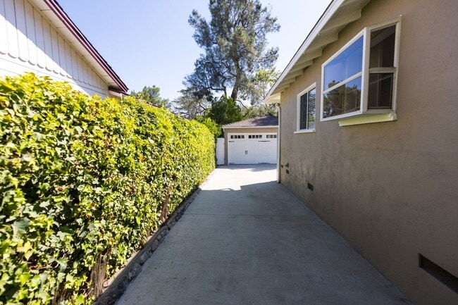 Building Photo - Freshly Renovated 3BR/2BA Pool Home – La Crescenta