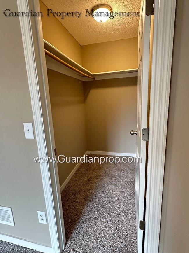 Building Photo - North Brooklyn Park Town Homes, Dedicated Office, 2 Car Garage, Washer/Dryer, Front Patio