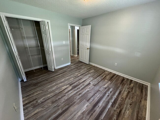 Building Photo - Cute 2 Bedroom Home in The Vineyard!