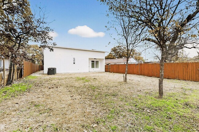 Building Photo - Modern 3 Bed, 3 Bath Home Near Downtown Dallas
