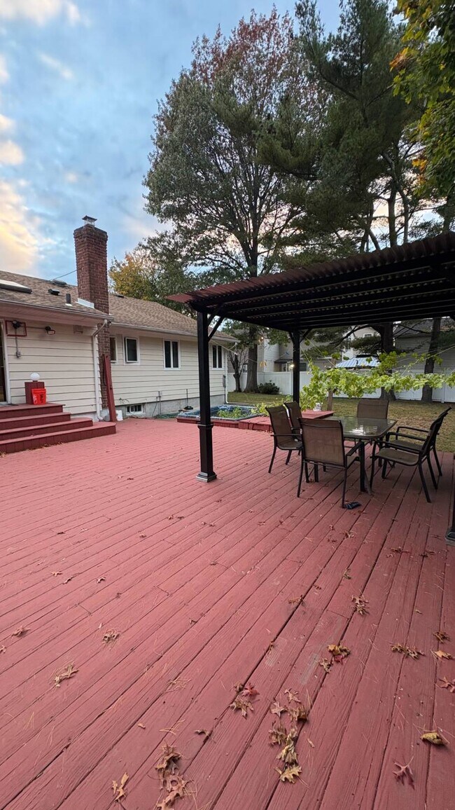 Building Photo - 8 Howard St