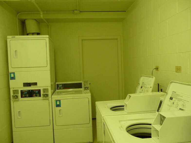 Building Photo - 1806 Hemlock Pl
