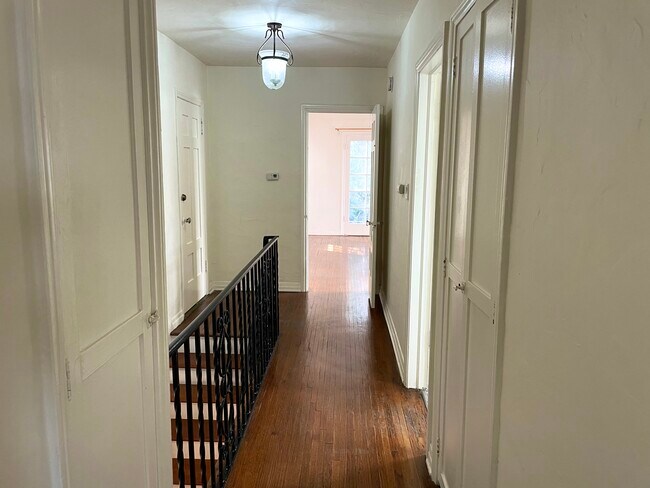 Building Photo - 925 Westmount Dr