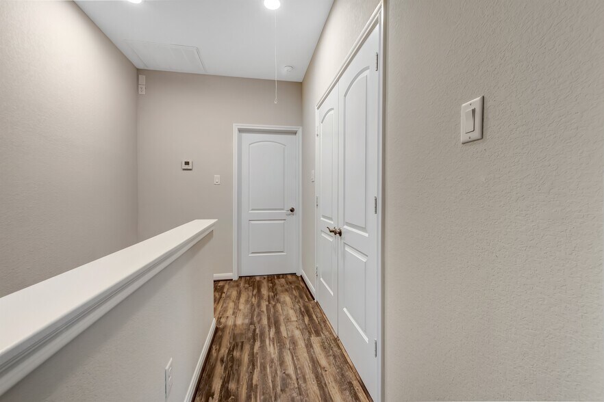 Building Photo - 21 Latham