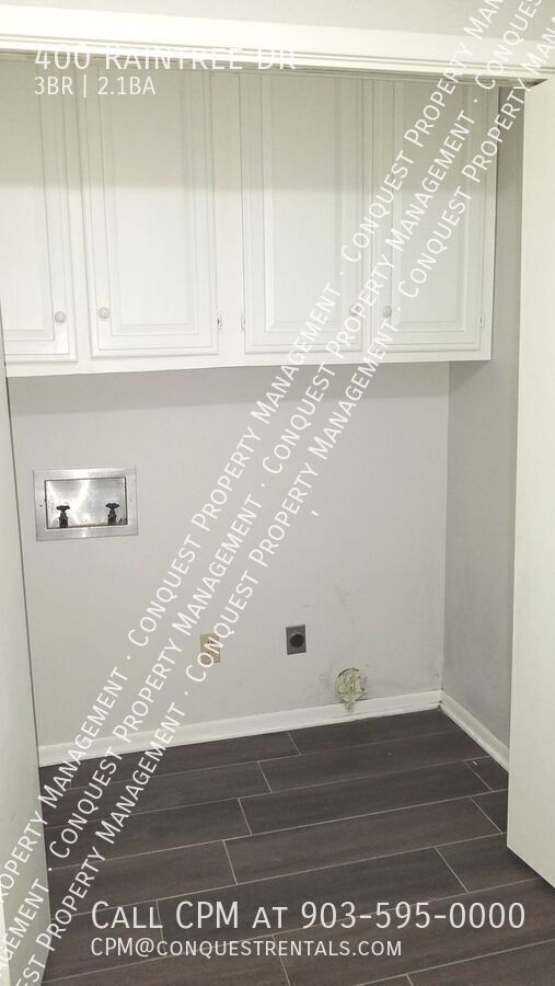 Building Photo - 400 Raintree Dr