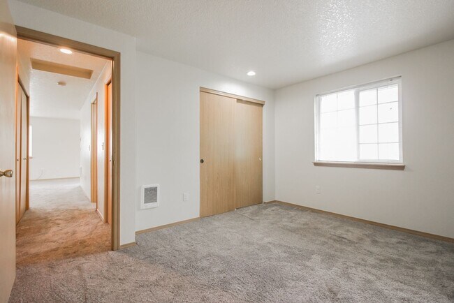 Building Photo - 2743 SW Jasmine Pl
