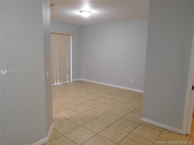 Building Photo - 646 NE 21st Ave