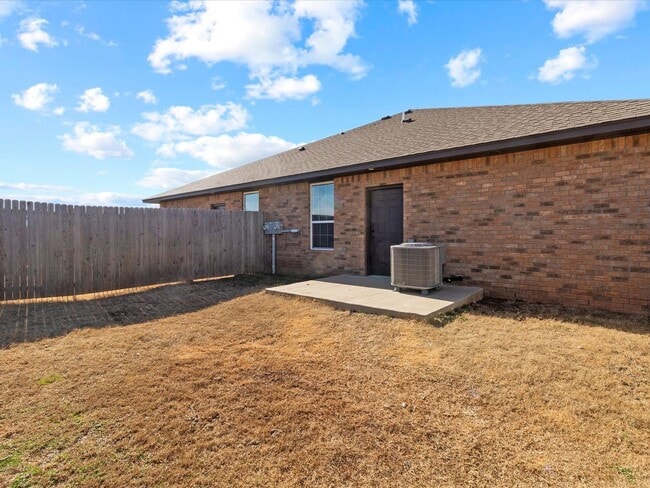 Building Photo - 3br 2ba duplex with 2 car garage!