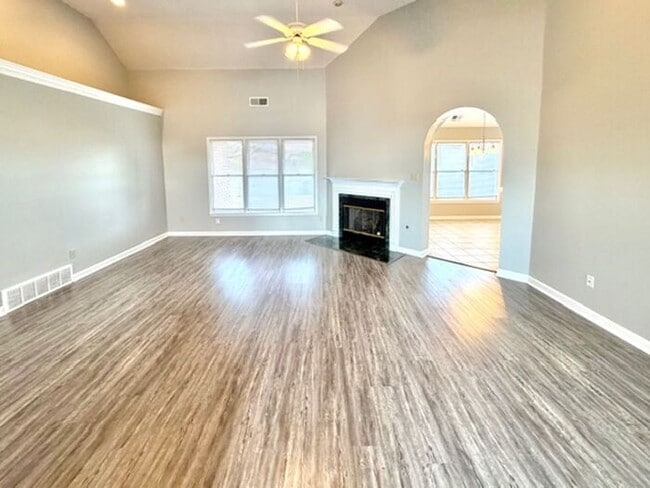 Building Photo - Cordova- 4 Bedroom 2 Bath Home-Spacious, Convenient Location