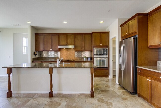 Building Photo - Beautiful Sky Ranch home with Spectacular Views!