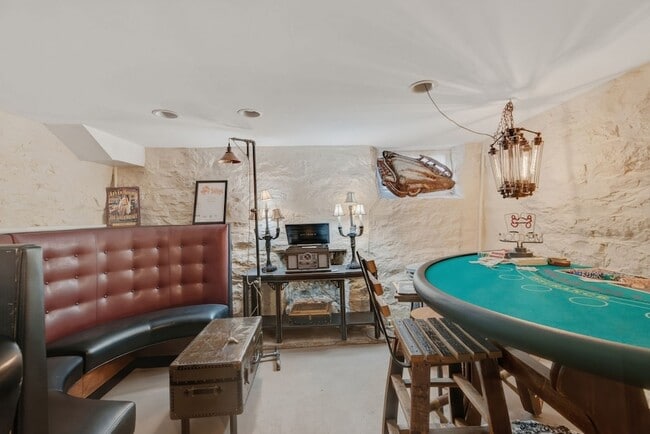 Building Photo - 117 7th Ave N