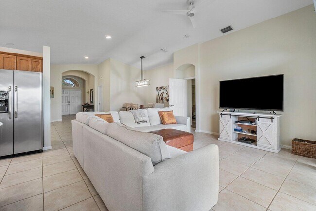 Building Photo - 2453 Country Golf Dr