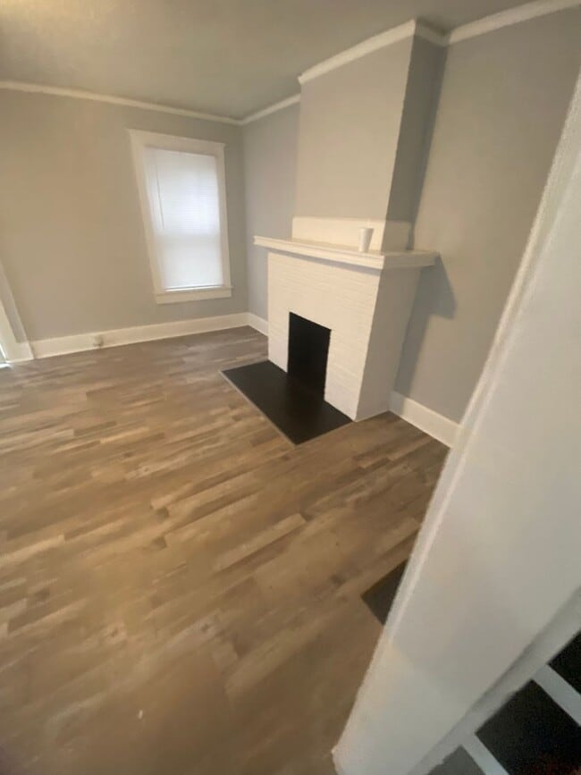 Building Photo - Dowtown Gadsden - Newly Renovated- Spacious