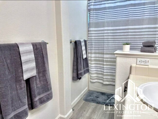 Building Photo - Stunning, 5BD/3BA Home, in West Sacramento with a Pool and BBQ!