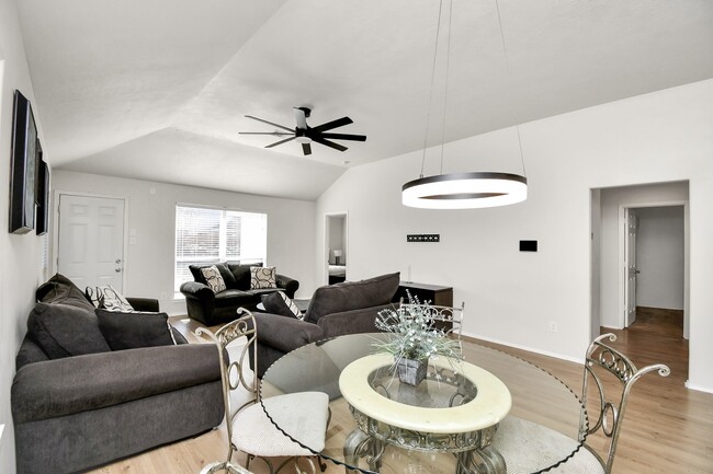 Building Photo - 19931 Roycroft Ln