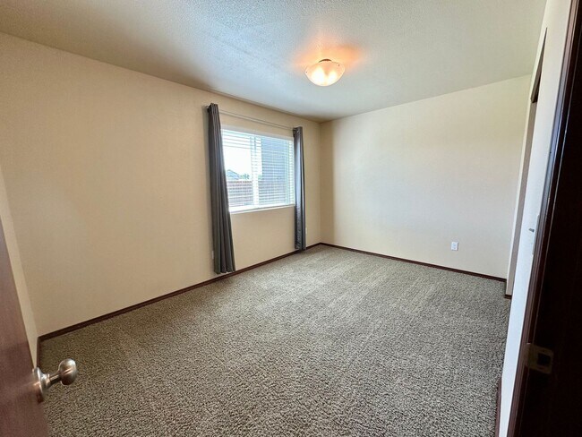 Building Photo - Large 5 Bedroom Home - North of CWU