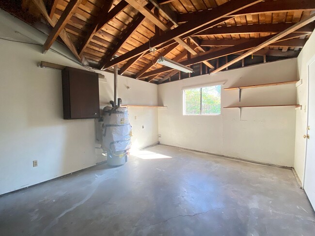 Building Photo - Quiet Duplex Near Z'Berg Park.