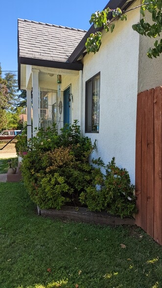 Front yard - 2214 Waldon St