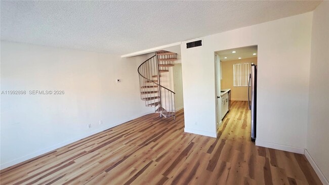 Building Photo - 650 Tennis Club Dr