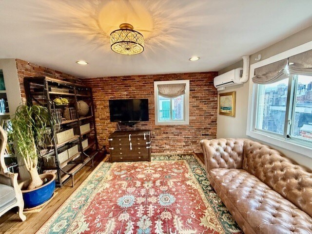 Building Photo - 480 Commercial St