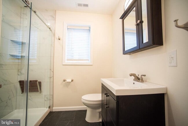 Building Photo - 2049 Snyder Ave