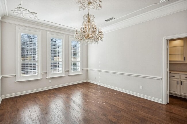 Building Photo - 2900 Creekview Dr