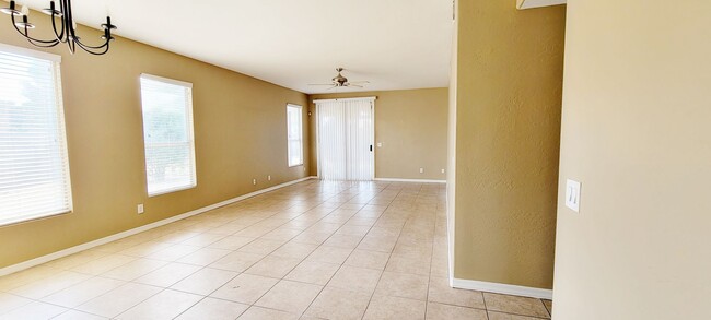 Building Photo - 3 Bedroom Home In Glendale!