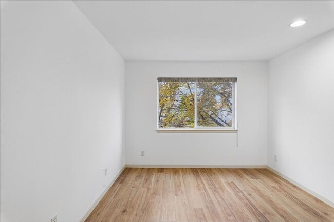 Building Photo - Prime Maple Leaf Bright 2-Bed 2-Bath Corner Condo