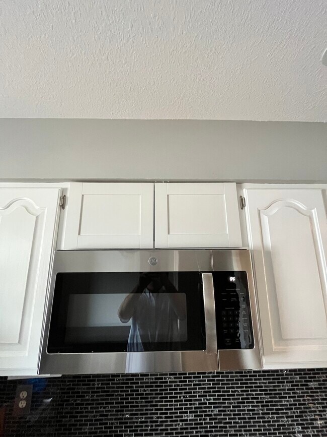 Microwave Oven - 101 S Rock Rd