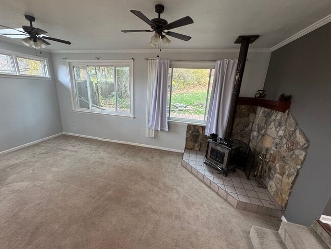 Building Photo - Spacious Private Oasis - 3 Bedroom 2 Bathroom House in Green Tree!