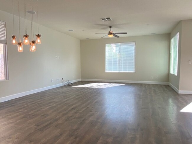 Building Photo - Available 2/1 - Beautiful home in Westpark!