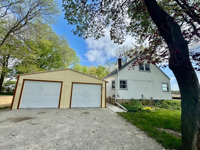 Building Photo - 6809 IL-71