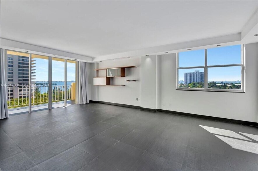 Building Photo - 11111 Biscayne Blvd