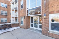 Building Photo - Spacious and Bright 1 bedroom Condo