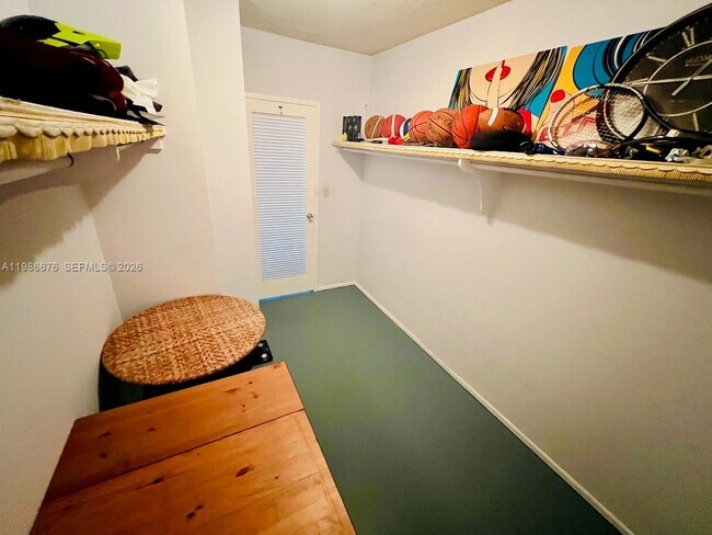 Building Photo - 900 Bay Dr