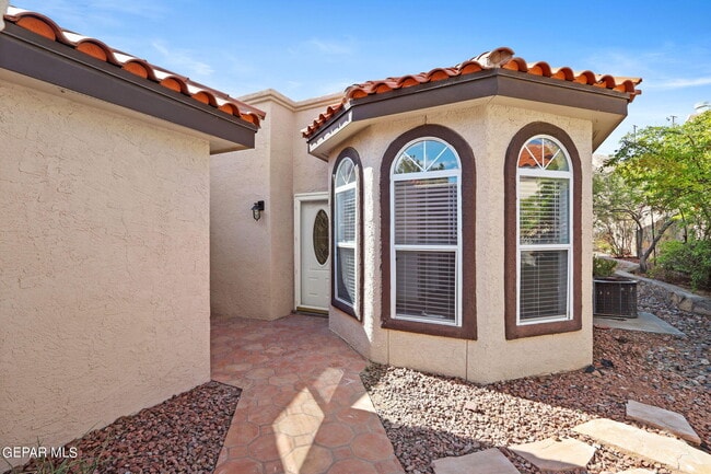 Building Photo - 205 N Alto Mesa Dr