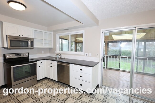 Building Photo - NE 22nd Ct - Gresham 4 bedroom split level home