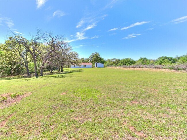 Building Photo - 502 N Oak St