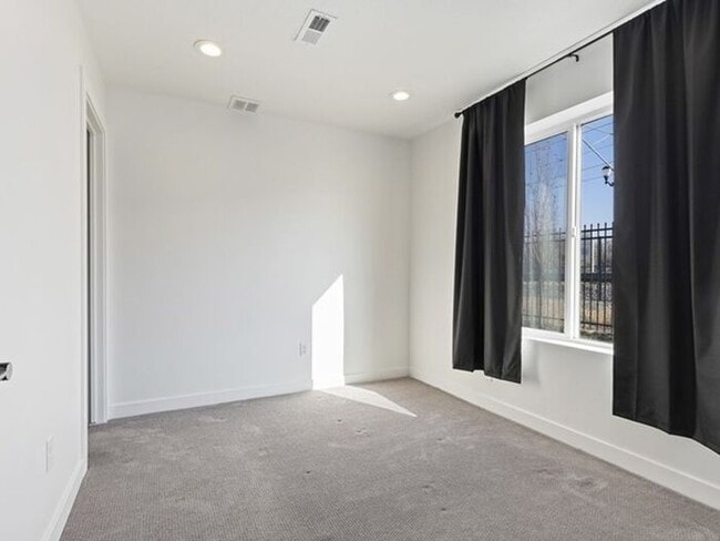 Building Photo - Downtown Beautiful 4 bed, 4 bath town-home