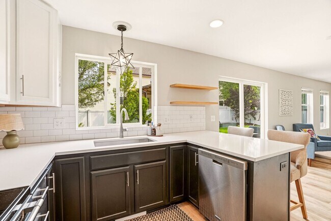 Building Photo - Spacious 3BR/3BA Sonata Springs Home | Minutes to Gonzaga & Downtown Spokane
