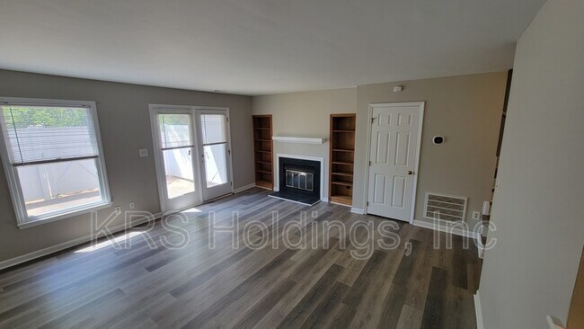 Building Photo - 5059 Avenida Del Sol Dr